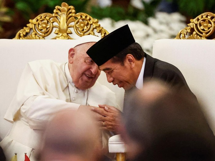 Pope Francis and Indonesian President Joko Widodo attend a meeting with Indonesian authorities, civil society and the diplomatic corps, during his apostolic visit to Asia, at the Presidential Palace in Jakarta, Indonesia, September 4, 2024. REUTERS/Willy Kurniawan/Pool