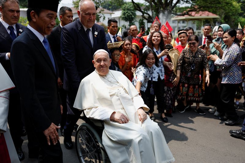 Pope Francis and Indonesian President Joko Widodo meet people after attending a meeting with Indonesian authorities, civil society and the diplomatic corps, during his apostolic visit to Asia, at the Presidential Palace in Jakarta, Indonesia, September 4, 2024. REUTERS/Willy Kurniawan/Pool