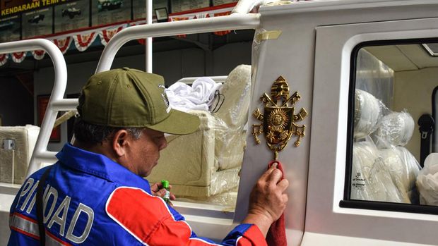 Popemobile untuk Paus Fransiskus buatan Pindad.