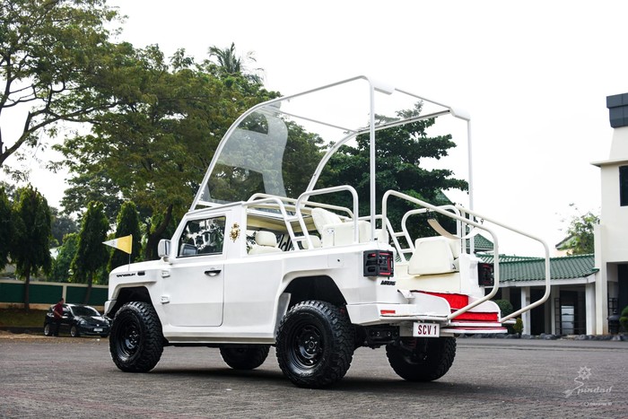 Popemobile untuk Paus Fransiskus buatan Pindad.