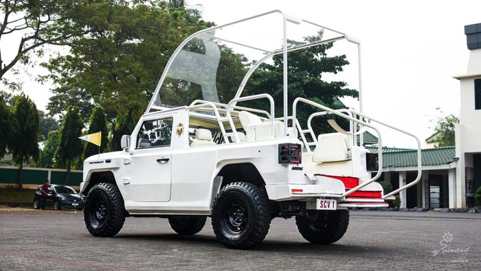 Popemobile untuk Paus Fransiskus buatan Pindad. Popemobile untuk Paus Fransiskus buatan Pindad.