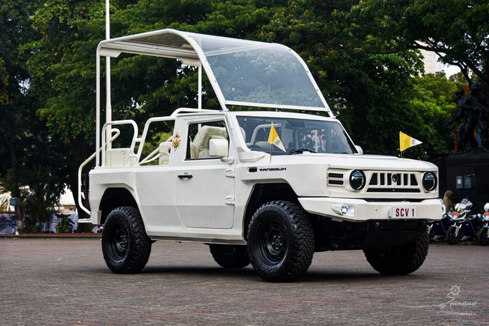 Popemobile untuk Paus Fransiskus buatan Pindad.