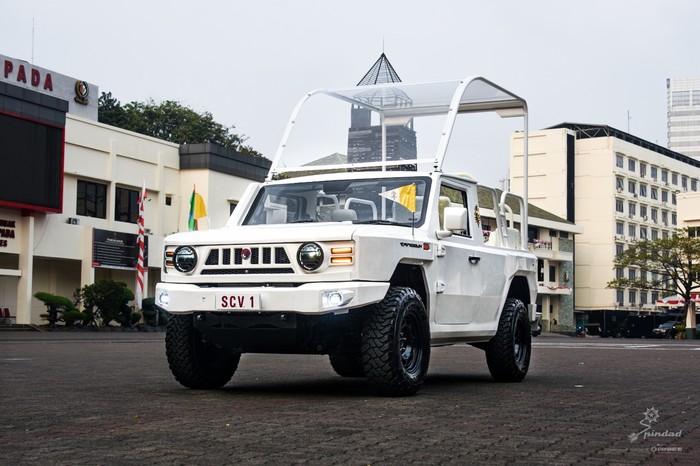 Popemobile untuk Paus Fransiskus buatan Pindad. Popemobile untuk Paus Fransiskus buatan Pindad.