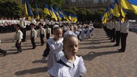 Mengenakan kemeja tradisional Ukraina yang disulam dan membawa bunga mawar, anak-anak berbaris berpasangan dan berpegangan tangan — setiap siswa kecil dengan seorang remaja. Meskipun adanya pembatasan masa perang, seluruh upacara tersebut merupakan perayaan masa depan Ukraina. AP/Efrem Lukatsky