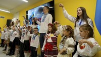 Anak-anak tampak antusias mengikuti pelajaran di kelas. AP/Andrii Marienko