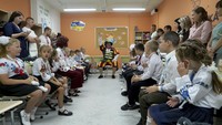 Upacara hari Minggu berlangsung tanpa masalah dan Olha Komarova-Lesko, ibu dari seorang siswa kelas 11 dan seorang siswa kelas 6, mengatakan dia optimis untuk tahun ajaran mendatang, yang dia gambarkan sebagai solusi terbaik dalam situasi tersebut. AP/Andrii Marienko