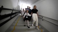 Tempat perlindungan bom sekolah berjarak sekitar 75 meter (yard) dari gedung sekolah utama, di seberang taman bermain terbuka. Direktur sekolah Kostiantyn Lypskyi mengatakan siswa termuda hadir secara langsung setiap hari dan bekerja di ruang kelas yang dibuat tepat di atas ruang bawah tanah, sementara seluruh sekolah beroperasi di gedung utama. AP/Andrii Marienko