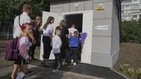 Dari 800 siswa sekolah tersebut, sekitar 300 orang melarikan diri dari perang demi keselamatan di luar negeri atau di tempat lain di Ukraina. Sisanya bergantian antara satu minggu belajar tatap muka dengan satu minggu belajar daring karena tempat perlindungan bom yang baru saja direnovasi hanya dapat menampung sekitar 250 orang. Zaporizhzhia secara rutin menghabiskan waktu berjam-jam setiap hari di bawah peringatan serangan udara. AP/Andrii Marienko