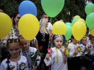 Potret Anak-anak Ukraina Kembali Sekolah di Tengah Serangan Rusia