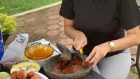 Penyanyi berusia 37 tahun yang satu ini ternyata mahir ngerujak. Dengan kacamata hitam, Aura bagikan momennya saat membuat sambal rujak lengkap dengan buah-buahan. Foto: Instagram @aurakasih