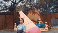 Foto di daerah Ancol, Aura berpose manis di belakang miniatur es krim berwarna merah muda yang meleleh. Foto: Instagram @aurakasih