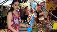 Nah kalau ini momen Aura saat jalan-jalan ke luar negeri. Ia sempat mampir ke pasar tradisional yang ada di sana, sambil memilih buah segar. Foto: Instagram @aurakasih
