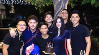 Rayakan ulang tahun kerabatnya, Aura kompak berika bunga sampai kue cokelat. Foto: Instagram @aurakasih