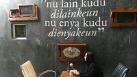 Kalau ini pose santai Aura saat tengah ngopi di salah satu kafe kekinian bernuansa vintage. Foto: Instagram @aurakasih