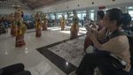 Potret Penari Peringati Hari Pelanggan Nasional di Bandara Adi Soemarmo
