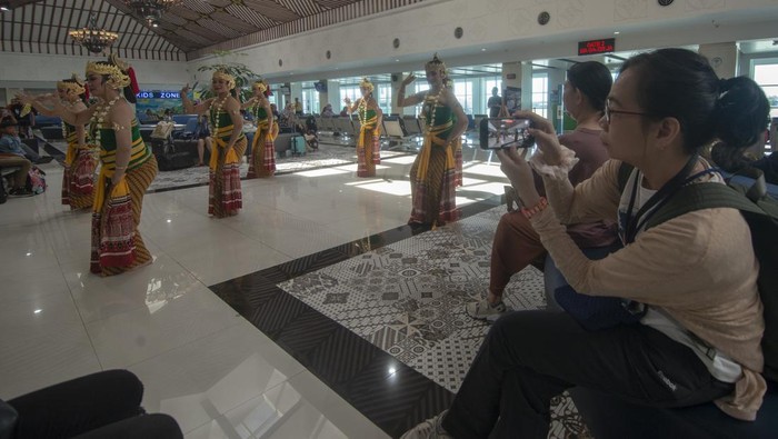 Potret Penari Peringati Hari Pelanggan Nasional di Bandara Adi Soemarmo Sejumlah penari menampilkan tarian Gambyong Pareanom di ruang tunggu keberangkatan Bandara Adi Soemarmo, Boyolali, Jawa Tengah, Rabu (4/9/2024). Pertunjukan seni tari yang digelar oleh PT Angkasa Pura I Bandara Adi Soemarmo pada Hari Pelanggan Nasional 2024 itu sebagai bentuk terima kasih kepada pengguna jasa angkutan udara. ANTARA FOTO/Aloysius Jarot Nugroho/rwa.