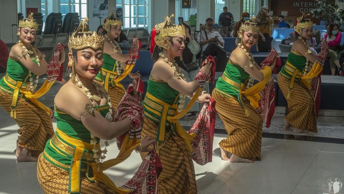 Potret Penari Peringati Hari Pelanggan Nasional di Bandara Adi Soemarmo Sejumlah penari menampilkan tarian Gambyong Pareanom di ruang tunggu keberangkatan Bandara Adi Soemarmo, Boyolali, Jawa Tengah, Rabu (4/9/2024). Pertunjukan seni tari yang digelar oleh PT Angkasa Pura I Bandara Adi Soemarmo pada Hari Pelanggan Nasional 2024 itu sebagai bentuk terima kasih kepada pengguna jasa angkutan udara. ANTARA FOTO/Aloysius Jarot Nugroho/rwa.