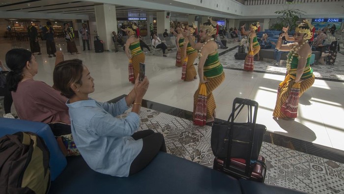 Potret Penari Peringati Hari Pelanggan Nasional di Bandara Adi Soemarmo Sejumlah penari menampilkan tarian Gambyong Pareanom di ruang tunggu keberangkatan Bandara Adi Soemarmo, Boyolali, Jawa Tengah, Rabu (4/9/2024). Pertunjukan seni tari yang digelar oleh PT Angkasa Pura I Bandara Adi Soemarmo pada Hari Pelanggan Nasional 2024 itu sebagai bentuk terima kasih kepada pengguna jasa angkutan udara. ANTARA FOTO/Aloysius Jarot Nugroho/rwa.