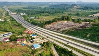 Foto udara suasana jalan tol Samarinda-Balikpapan yang terlihat dari kawasan Palaran, Samarinda, Kalimantan Timur, Selasa (3/9/2024).