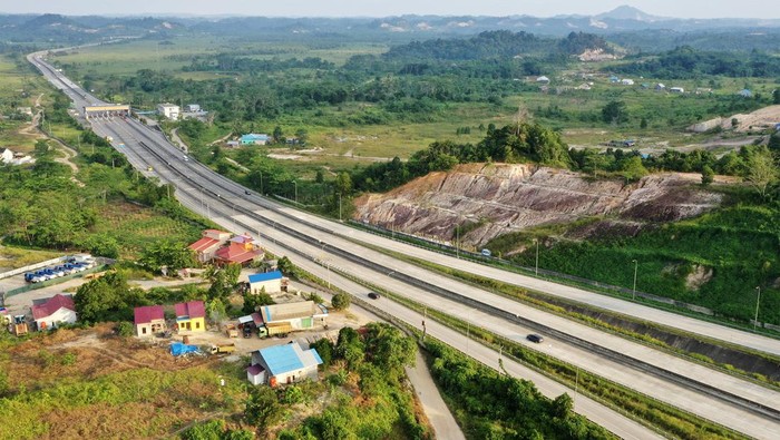 Foto udara suasana jalan tol Samarinda-Balikpapan yang terlihat dari kawasan Palaran, Samarinda, Kalimantan Timur, Selasa (3/9/2024). Menurut laman Badan Pengatur Jalan Tol bpjt.pu.go.id, pembangunan jalan tol Samarinda-Balikpapan yang pertama di Kalimantan sepanjang 99,35 kilometer dengan dana investasi mencapai Rp9,9 triliun disebut paling sepi di Indonesia. ANTARA FOTO/M Risyal Hidayat/Spt.