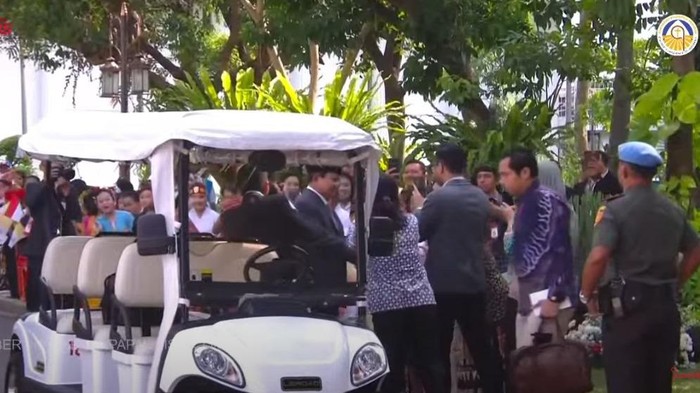 Prabowo sapa anak-anak yang tunggu Paus di Istana (dok. YouTube Komsos Keuskupan Surabaya)