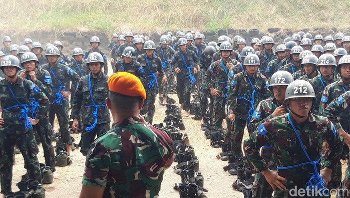 Prajurit Siswa SMABA Skadik 402 Lanud Adi Soemarmo, mengikuti materi penyeberangan basah dan renang ponco di Kali Pepe, Rabu (4/9/2024).
