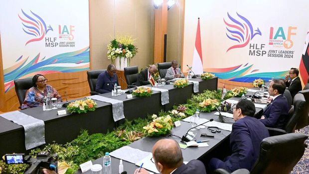 Presiden Joko Widodo melakukan pertemuan dengan Wakil Presiden Zimbabwe, Kembo Mohadi, membahas kerja sama ekonomi, pertambangan, dan pembangunan antara kedua negara. (Instagram @jokowi)