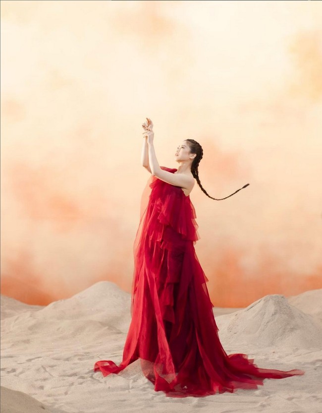 Dalam foto lainnya, Clarissa tampil anggun dan dramatis dalam balutan gaun mewah dengan aksen ruffle bertumpuk. Foto: Instagram/@clarissatanoe @solemnstudios