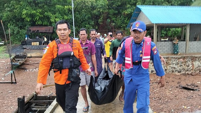 Proses evakuasi siswi SMA di Karimun yang lompat ke laut. (Dok Basarnas)