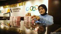 Selain itu seluruh jajaran direksi turun langsung melayani nasabah sebagai upaya untuk terus meningkatkan kualitas pelayanan serta mempererat hubungan antara bank dan nasabah.