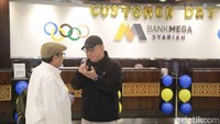 Dalam kesempatan ini Direktur Utama Bank Mega Syariah Yuwono Waluyo juga  menyapa nasabah saat Hari Pelanggan Nasional (Harpelnas) 2024 di Kantor Cabang Utama (KCU) Bank Mega Syariah, Jl. HR Rasuna Said Kav. 19A, Jakarta Selatan, Rabu (4/9/2024). Dalam kesempatan ini, Direktur Utama mendengarkan masukan langsung dari nasabah terkait layanan Bank  Mega Syariah