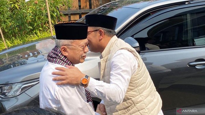 Mantan Gubernur DKI Jakarta Fauzi Bowo (Foke) memeluk salah satu calon gubernur DKI pada Pilkada DKI 2024, Ridwan Kamil di Unit Pengelola Kawasan Pusat Perkampungan Budaya Betawi (UPK PBB) Setu Babakan, Jakarta, Rabu (4/9/2024)
