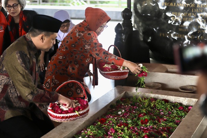 Risma-Gus Hans Nyekar Makam Bung Karno