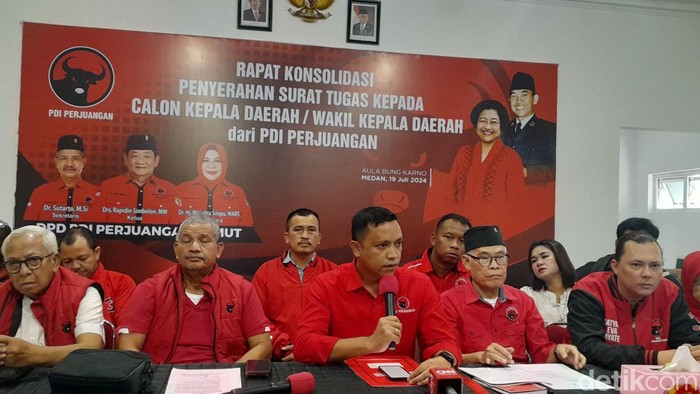 Ronny Talapessy dan jajaran DPD PDIP Sumut memberikan keterangan (Nizar Aldi/detikSumut)