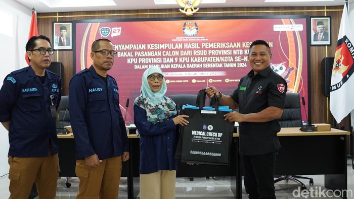 RSUD NTB saat menyerahkan hasil tes kesehatan ke KPU NTB di Kantor KPU NTB pada Selasa (3/9/2024). (Helmy Akbar / detikBali)