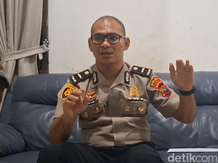 Eks KBO Satreskrim Polresta Kupang Kota Ipda Rudy Soik saat ditemui detikBali di kediamannya di Kota Kupang, NTT. (Yufengki Bria/detikBali).