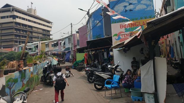 Rumah Depan Sungai di Kampung Gembira Gembrong