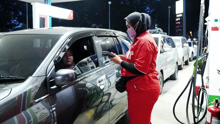 Salah satu konsumen membayar BBM lewat QR Code