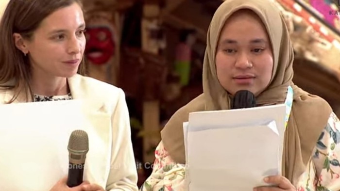 Salah satu volunter dari Scholas Occurrentes bernama Ana Nuraulia, asal Buton, Sulteng, menangis haru saat bertemu Paus Fransiskus di Gereja Katedral (YouTube Komsos Katedral Jakarta)