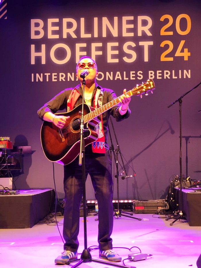 Sandhy Sondoro Sandhy Sondoro menghibur ribuan penonton di Berliner Hoffest 2024, Jerman.