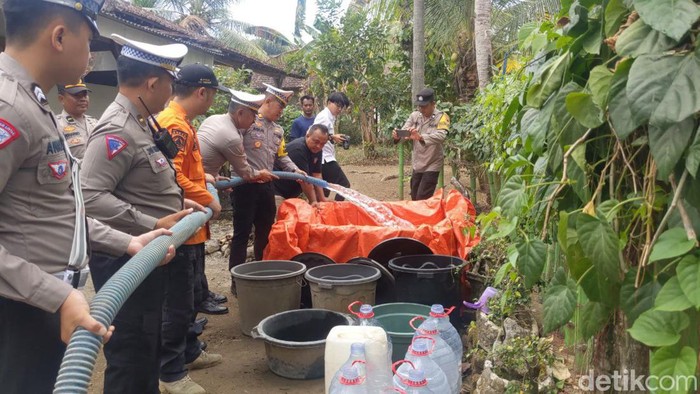 Satlantas Trenggalek Salurkan 12.000 Liter Air Bersih untuk Korban Kekeringan
