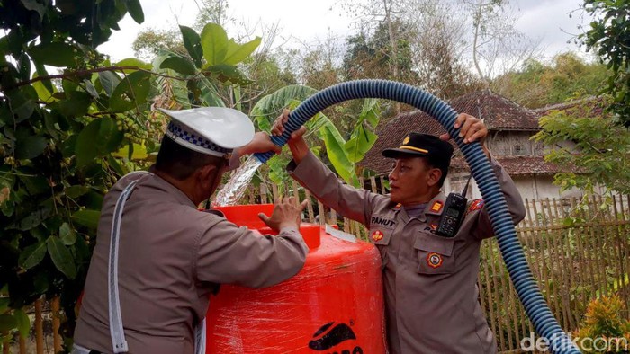 Satlantas Trenggalek Salurkan 12.000 Liter Air Bersih untuk Korban Kekeringan Satlantas Trenggalek Salurkan 12.000 Liter Air Bersih untuk Korban Kekeringan