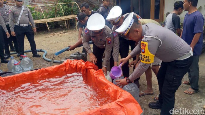 Satlantas Trenggalek Salurkan 12.000 Liter Air Bersih untuk Korban Kekeringan