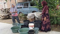 Dengan bantuan air bersih ini, membuat warga tedampak kekeringan bisa berhemat. Biasanya mereka membeli air galon untuk keperluan sehari-hari.