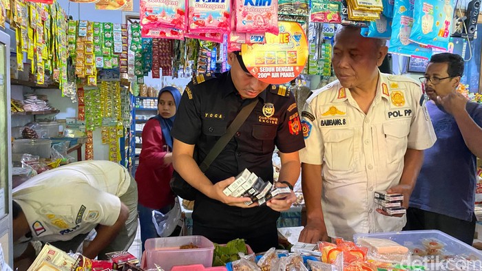 Satpol PP Klaten bersama Bea Cukai, DKUKMP, dan Kodim 0723/Klaten melakukan sidak rokok ilegal di Jomboran, Kecamatan Klaten Tengah, Rabu (4/9/2024)