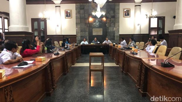 Sejumlah warga Bong Suwung, perwakilan KAI Daop 6 Jogja, dan Ketua sementara DPRD DIY Nuryadi melakukan mediasi di Gedung DPRD DIY, Rabu (4/9/2024).