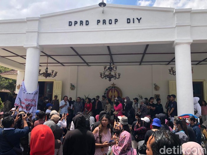 Sejumlah warga Bong Suwung, perwakilan KAI Daop 6 Jogja, dan Ketua sementara DPRD DIY Nuryadi melakukan mediasi di Gedung DPRD DIY, Rabu (4/9/2024).