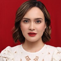 Totalitas abis, Shandy Aulia sampai menyewa MUA demi foto KTP. Hasil foto KTP miliknya pun banjir pujian cantik dari para netizen. Foto: Instagram @shandyaulia