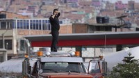 Sebagai tanggapan, serikat pekerja telah mengadakan protes di seluruh negeri, yang semakin intensif pada hari Selasa, dengan blokade jalan di kota-kota Bogotá, Medellin dan Cali, yang telah mengurangi jumlah makanan yang tiba di pasar grosir.