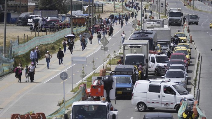 Sopir Truk di Kolombia Blokir Jalan, Protes BBM Mahal! Truckers block a street to protest against a government-announced increase in diesel prices in Bogota, Colombia, Tuesday, Sept. 3, 2024. (AP Photo/Fernando Vergara)